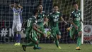 Para pemain PSMS merayakan gol yang dicetak Choiril Hidayat ke gawang PSIS pada laga semifinal Liga 2 2017 di Stadion GBLA, Bandung, Sabtu (25/11/2017). PSMS menang 2-0 atas PSIS. (Bola.com/Vitalis Yogi Trisna)