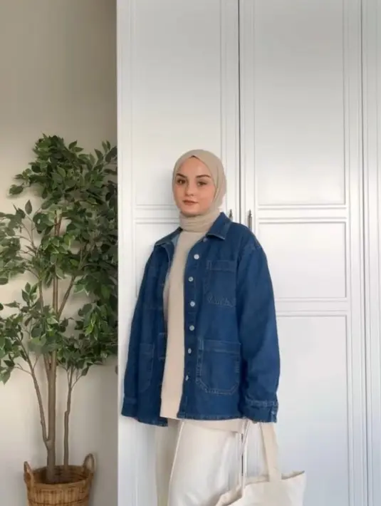 Beige menjadi warna dasar yang bisa dielevansi dengan mudah. Penambahan jaket denim dengan potongan oversized akan hadirkan kesan boyish yang modern pada yang tak terbantahkan.