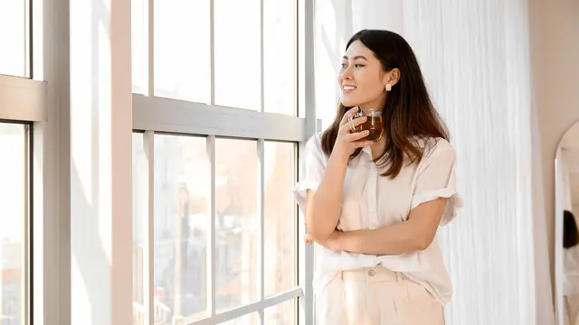 wanita februari minum teh