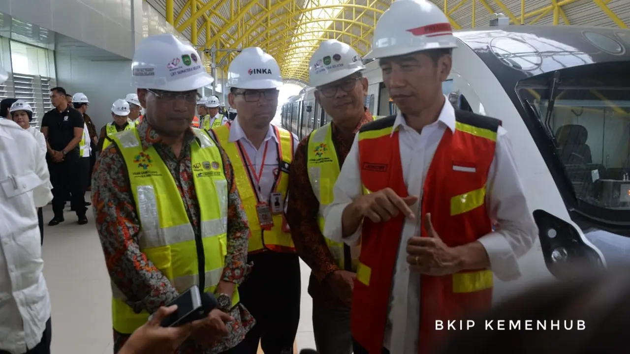 Presiden Jokowi telah melakukan uji coba LRT Sumatera Selatan dari Stasiun Bumi Sriwijaya menuju Stasiun Jakabaring, Palembang. (Foto: Humas Kemenhub)