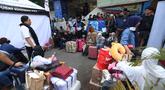 Calon penumpang menunggu bus yang akan mengangkut mereka ke berbagai kota di Terminal Antar Kota Antar Provinsi Kampung Rambutan, Jakarta, Rabu (18/3/2026). Jelang Lebaran 2026, Terminal Antar Kota Antar Provinsi Kampung Rambutan, Jakarta, dipadati calon penumpang yang akan berangkat menuju kampung halaman. (Kapanlagi.com/Budy Santoso)
