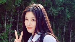 You Jung tampil mengenakan seragam ala anak sekolah tahun 90-an. Aktris yang mendapat julukan Saeguk Fairy ini berperan sebagai Na Bo-ra dalam film bergenre drama romantis tersebut. (Instagram/@you_r_love)