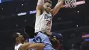 Pemain Memphis Grizzlies,Tyreke Evans mencoba melewati adangan pemain Clippers, Wesley Johnson dan Blake Griffin pada laga NBA basketball game, di Staples Center, Los Angeles, (2/1/2018). Clippers menang 113-105. (AP/Jae C. Hong)