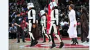 Cheerleaders tim Atlanta Hawks menghibur penonton laga basket NBA antara Atlanta Hawks melawan Philadelphia 76ers dengan memakai kostum Star Wars di Philips Arena, Atlanta, AS, Rabu (16/12/2015). (Foto via Marca.com)