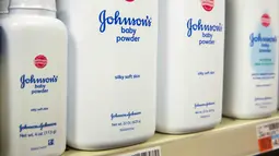 Botol Johnson & Johnson terpajang di rak toko obat di New York, 15 Oktober 2015. J&J diharuskan membayar US$72 juta (Rp965 M) kepada keluarga wanita yang menyatakan kematiannya terkait penggunaan bedak Baby Powder perusahaan itu. (REUTERS/Lucas Jackson)
