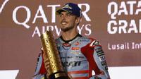 Momen pembalap Gresini, Fabio Di Giannantonio finis pertama pada balapan MotoGP Qatar. (KARIM JAAFAR / AFP)