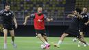 <p>Pemain Timnas Palestina, Mohammed Rashid (tengah), menjalani sesi latihan bersama rekan senegaranya di Stadion Gelora Bung Tomo, Surabaya, Selasa (13/6/2023) malam jelang pertandingan FIFA Matchday melawan Timnas Indonesia. (Bola.com/Aditya Wany)</p>