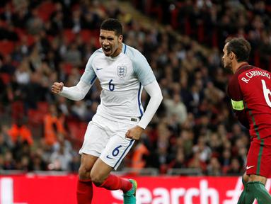  Inggris menaklukkan Portugal, 1-0, pada laga persahabatan di Stadion Wembley, London, Kamis (2/6/2016). Gol semata wayang The Three Lions dicetak Chris Smalling. (AFP/Adrian Dennis)