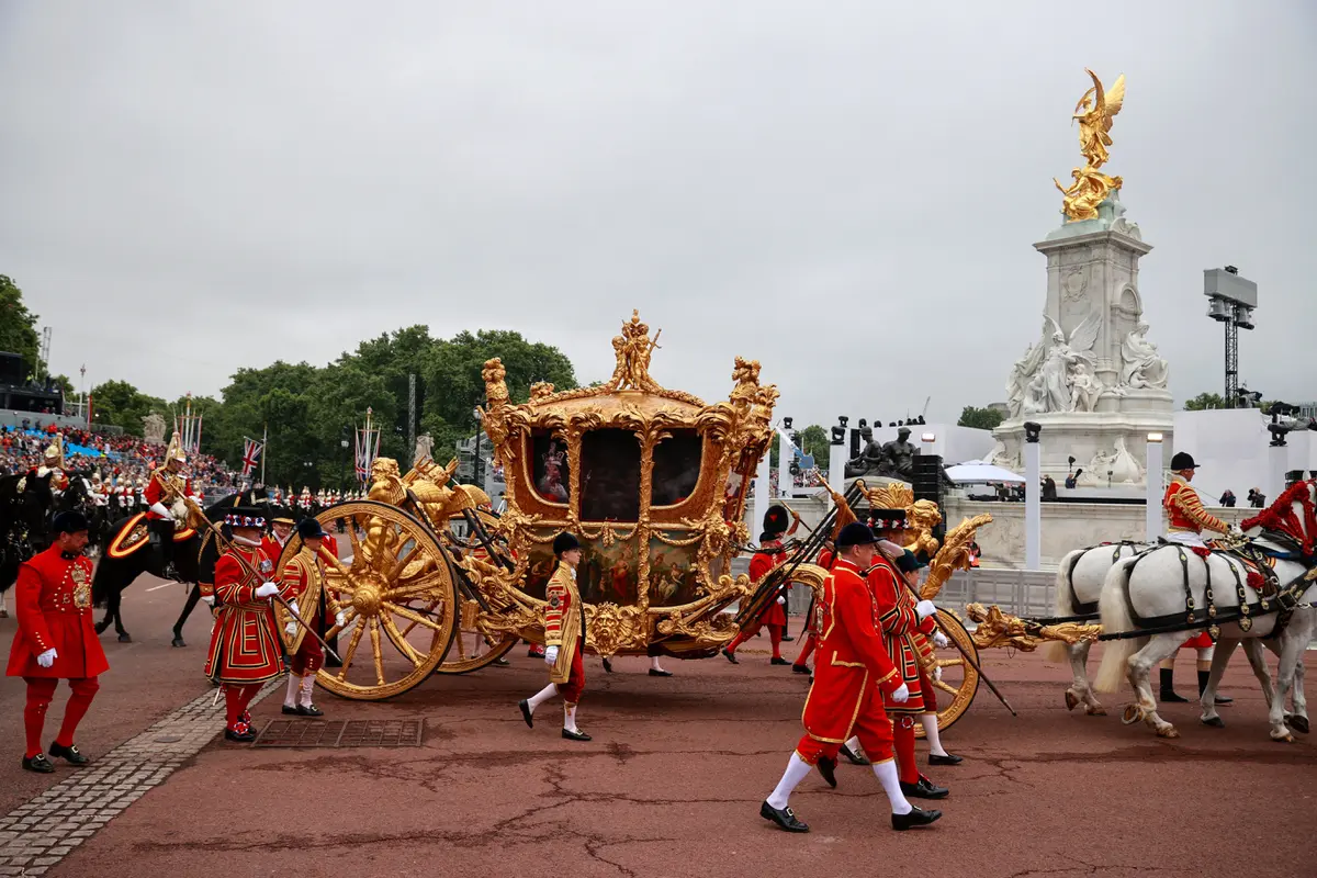Detail Prosesi Penobatan Raja Charles III pada 6 Mei 2023, dari Kereta Emas hingga Emoji Spesial