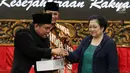 Ketua Umum PDIP Megawati Soekarnoputri bersalaman dengan Ketua Umum Ikhwanul Muballighin KH Mujib Khudori saat menggelar pertemuan di DPP PDIP, Jakarta, Kamis (26/4). (Liputan6.com/JohanTallo)