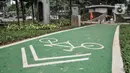 Aktivitas pekerja saat menyelesaikan pembangunan proyek jalur sepeda di Terowongan Semanggi, Jakarta, Kamis (6/10/2022). Proyek jalur sepeda tersebut nantinya akan menjadi fasilitas bagi pengguna sepeda dari arah Sudirman dan sebaliknya melewati Terowongan Semanggi yang termasuk bagian dari revitalisasi taman dan ditargetkan rampung pada bulan ini. (merdeka.com/Iqbal S. Nugroho)