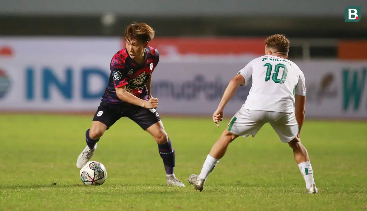 <p>Pemain RANS Nusantara FC, Mitsuru Maruoka (kiri) berusaha melewati hadangan pemain PSS Sleman, Ze Valente dalam laga pekan ke-2 BRI Liga 1 2022/2023 antara RANS Nusantara FC melawan PSS Sleman di Stadion Pakansari, Bogor, Jumat (29/7/2022) malam WIB. (Bola.com/M Iqbal Ichsan)</p>