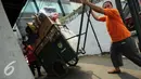 Warga Kampung Pulo menggunakan gerobak untuk memindahkan barang mereka pasca penggusuran, Jumat (21/8/2015). Pemprov DKI Jakarta merelokasi pemukiman padat di bantaran Kali Ciliwung ke Rusunawa Jatinegara. (Liputan6.com/Helmi Fithriansyah)