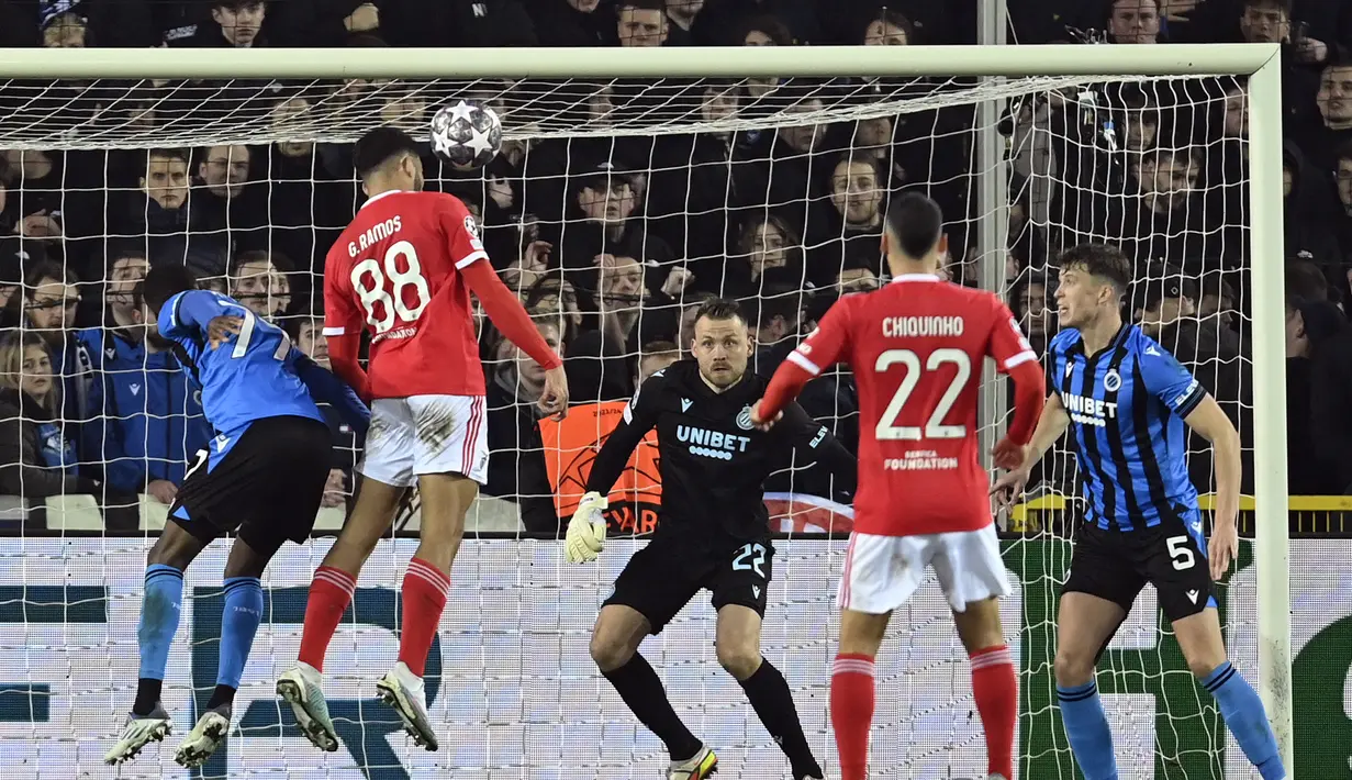 Striker Benfica, Goncalo Ramos (kedua kiri) melepaskan sundulan di depan gawang Club Brugge dalam laga leg pertama babak 16 besar Liga Champions 2022/2023 di Jan Breydel Stadium, Bruges, Belgia, Kamis (16/2/2023) dini hari WIB. (AFP/John Thys)
