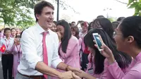 Perdana Menteri Kanada Justin Trudeau saat disambut oleh mahasiswi Universitas Ton Duc Thang di Ho Chi Minh, Vietnam, (9/11). (Adrian Wyld / Canadian Press via AP)