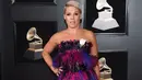 Pink memukau dengan tatanan rambut cepak nan chic di karpet merah Grammy Awards 2018, New York, Minggu (28/1). Namun Pink terlihat seperti 'kemoceng' lantaran penggunaan busana penuh bulu-bulu berwarna ungu, pink, dan biru. (Evan Agostini/Invision/AP)