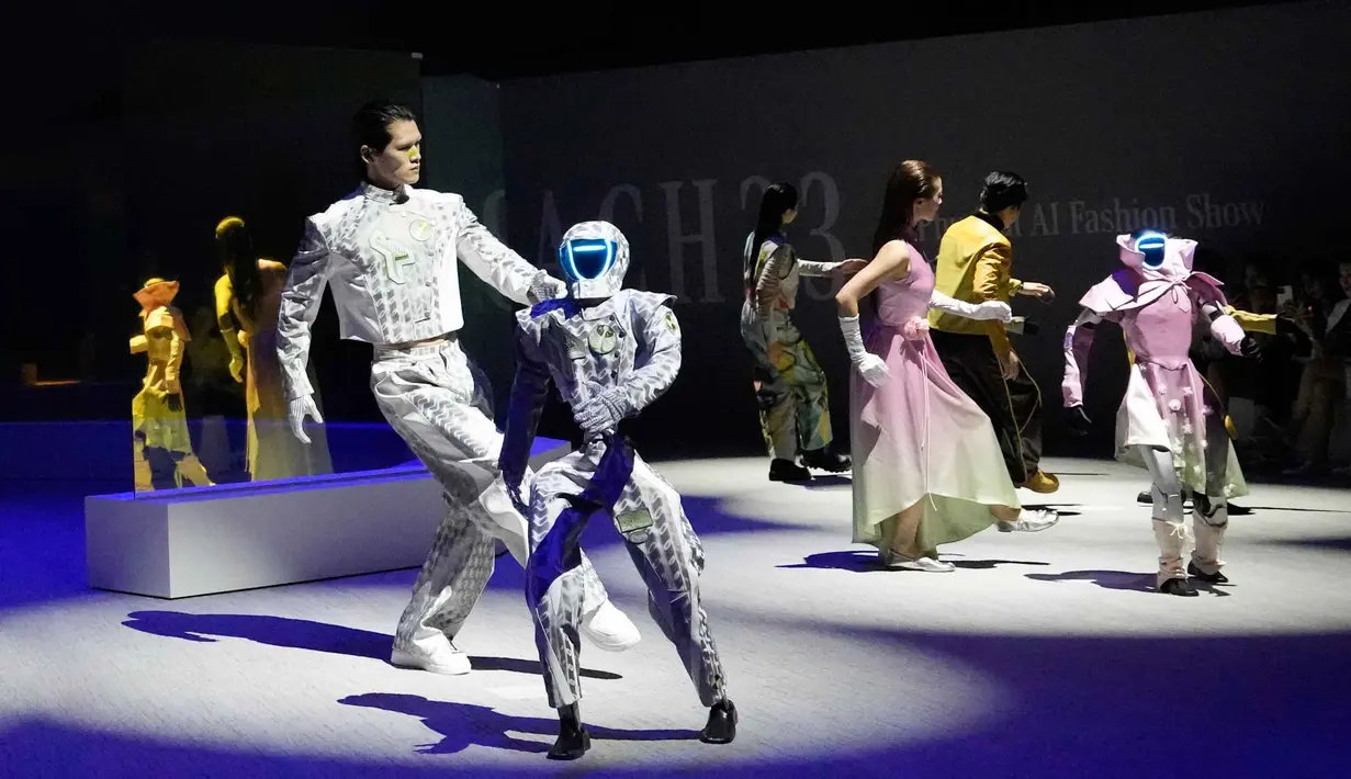 Robot humanoid dan model-model ikut serta dalam MACH33: Physical AI Fashion Show dari Galaxy Corporation di Seoul, Korea Selatan, Kamis 28 Mei 2026. (AP Photo/Ahn Young-joon)