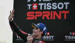 Marc Marquez saat naik podium kedua pada Sprint Race MotoGP Thailand 2026. (Lillian SUWANRUMPHA / AFP)