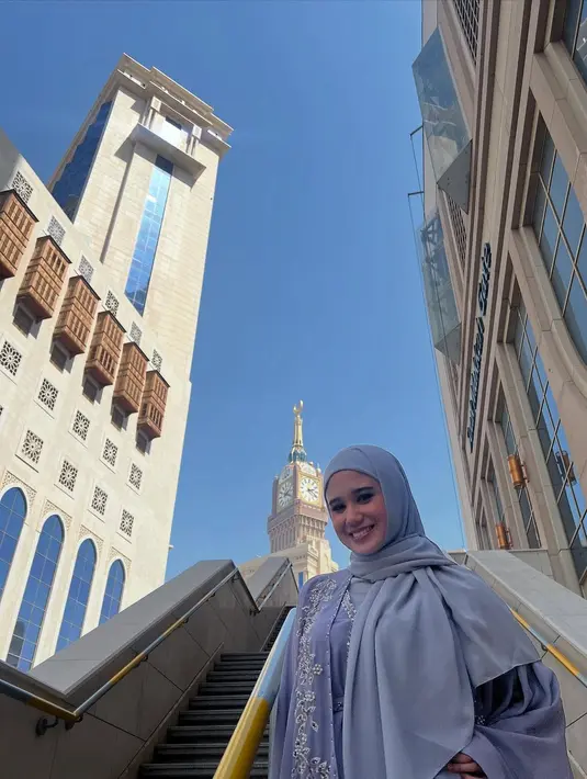 Penampilan Tissa Biani selama menjalankan ibadah Umroh kebanjiran pujian dari warganet. Selain cantik dalam balutan hijab, ia tampil dengan pesona khas menantu soleha [@tissabiani]