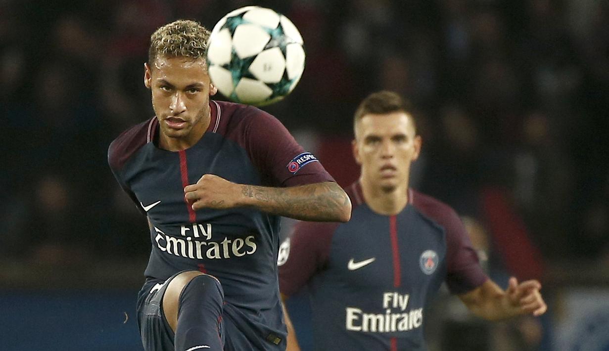 Bintang PSG, Neymar ikut menyumbangkan satu gol saat timnya menang atas Bayern Munchen pada laga grup B Liga Champions di Parc des Princes stadium, Paris,(27/9/2017). PSG menang 3-0. (AP/Thibault Camus)