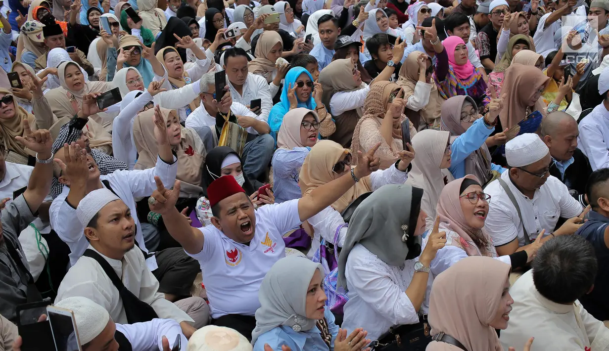 Pendukung pasangan Capres-Cawapres 02 Prabowo Subianto-Sandiaga Uno menghadiri syukuran kemenangan di Kertanegara, Jakarta, Jumat (19/4). Acara dengan tema gema nisfu sya'ban sekaligus ucapan syukur kemenangan Prabowo-Sandiaga dihadiri ribuan pendukung. (Liputan6.com/Faizal Fanani)