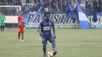 Ibrahim Conteh saat mengikuti seleksi di PSIS Semarang. (Bola.com/Ronald Seger)