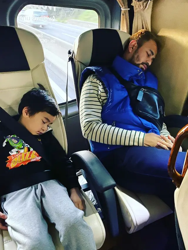 Ayah Idaman, Ini 6 Potret Seleb Ketiduran Bareng Buah Hati