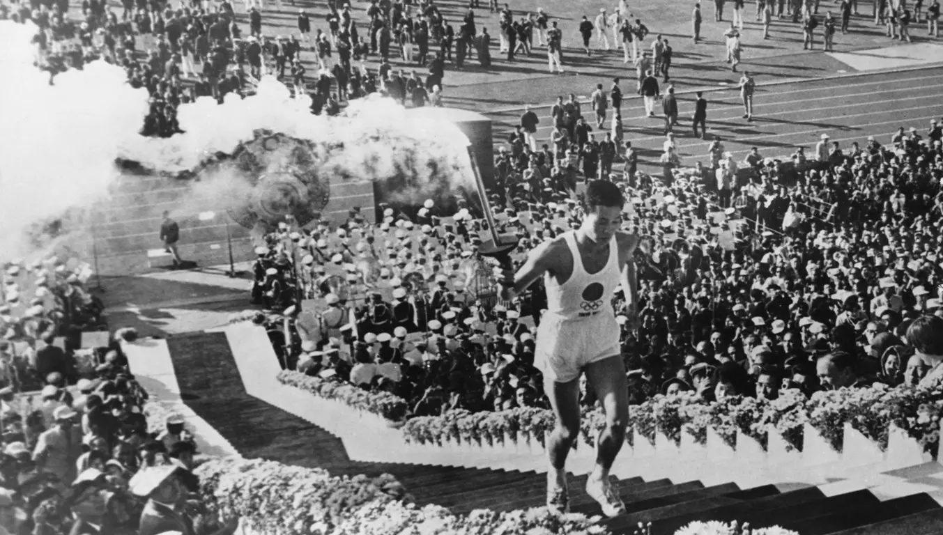 Yoshinori Sakai, pembawa obor kaldron pada ajang Olimpiade 1964, di Tokyo, Jepang. (Japan Times). , pembawa obor kaldron pada ajang Olimpiade 1964, di Tokyo, Jepang. (Japan Times). 