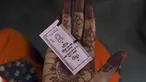 Seorang perempuan yang bepergian dengan bus  New Delhi Transport Corporation menunjukkan tiket berwarna merah muda untuk memanfaatkan skema naik gratis di New Delhi, 29 Oktober 2019. Perjalanan bebas biaya untuk wanita di bus umum Ibu Kota India telah dimulai pada 29 Oktober. (Sajjad HUSSAIN/AFP)