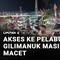 Hingga Senin malam, kemacetan panjang masih terjadi di jalan menuju Pelabuhan Gilimanuk, Jembrana, Bali. Upaya mengurai kemacetan dilakukan pihak ASDP dengan menyiapkan kantong parkir di dekat pelabuhan.