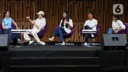 Dalam acara ini, Luna Maya bersama beberapa selebriti lainnya, seperti Maxime Bouttier, Audi Marissa, Tanta Ginting, dan Denalta Eunike, hadir untuk berbagi informasi mengenai acara tenis ini. (Liputan6.com/Herman Zakharia)