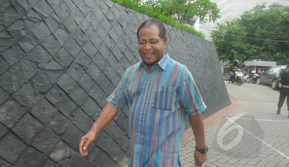Mantan Gubernur Provinsi Papua, Barnabas Suebu berjalan usai diperiksa di Gedung KPK, Jakarta, Kamis (12/2). Barnabas diperiksa sebagai saksi untuk tersangka Lamusi Didi. (Liputan6.com/Herman Zakharia)