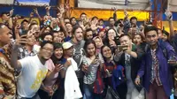 Carles Puyol menyapa penggemar di Gool Futsal, Mangga Dua, Surabaya, Kamis (14/3/2019). (Bola.com/Zaidan Nazarul)