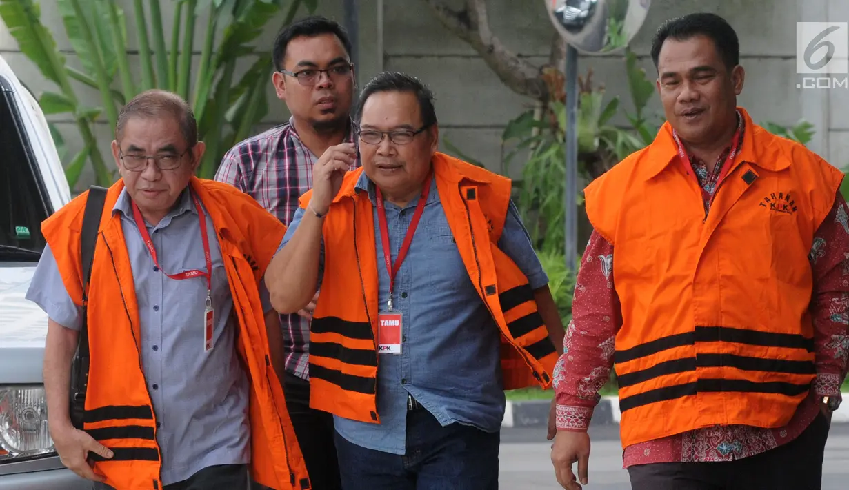 Anggota DPRD Kalimantan Tengah Borak Milton (kiri), Punding LH Bangkan (tengah), Edy Rosada (kanan) tiba di Gedung KPK, Jakarta, Rabu (19/12). Ketiganya diperiksa sebagai tersangka dugaan suap limbah sawit di Danau Sembuluh. (Merdeka.com/Dwi Narwoko)