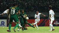 Bali United bermain imbang 1-1 kontra Persebaya Surabaya dalam pertandingan di Stadion Gelora Bung Tomo, Surabaya, Selasa malam (24/9/2019). (Bola.com/Aditya Wany)
