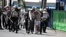 Polisi menangkap seorang pria saat tarjadi bentrok dengan massa di kawasan Petamburan, Jakarta Barat, Rabu (22/5/2019). Kapolres Metro Jakarta Barat Kombes Hengki Haryadi mengatakan ada 99 orang diamankan di Polres Jakarta Barat dan Polda Metro Jaya. (Liputan6.com/Faizal Fanani)