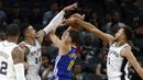 Klay Thompson (tengah) berusaha melewati adangan para pemain San Antonio Spurs pada laga NBA basketball game di AT&T Center, San Antonio, (2/11/2017) waktu setempat. Warriors menang 112-92. (Ronald Cortes/Getty Images/AFP)