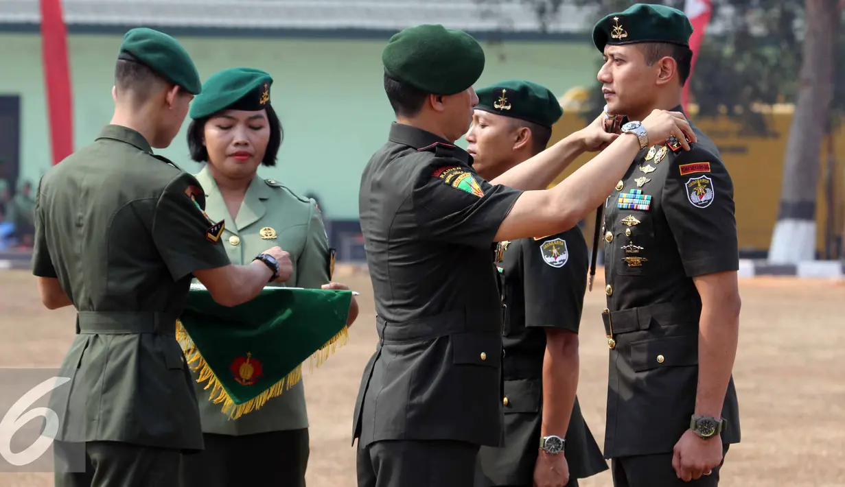 Letkol Inf Rionardo memasangkan tanda jabatan Mayor Inf Agus H Yudhoyono saat upacara sertijab di Markas Yonif Mekanis 203, Tangerang (22/8/2015). Agus resmi menjabat Komandan Batalyon Infanteri Mekanis 203. (Liputan6.com/Helmi Afandi)
