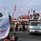 Buruh menggelar demo di depan Gedung Grahadi memprotes UMP 2022. (Dian Kurniawan/Liputan6.com)