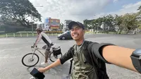 Jurnalis Bola.com mencoba membagikan pengalaman berkeliling di Kota Tua Chiang Mai di sela-sela kesibukan meliput Timnas Indonesia U-22 di ajang SEA Games 2025, Selasa (09/12/2025). (Bola.com/Bagaskara Lazuardi)