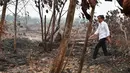 Presiden Joko Widodo atau Jokowi memeriksa kerusakan akibat kebakaran hutan dan lahan (karhutla) di Pekanbaru, Riau, Selasa (17/9/2019). Jokowi menegaskan pentingnya menjaga komitmen agar karhutla tak terjadi lagi. (Handout/Indonesian Presidential Palace/AFP)