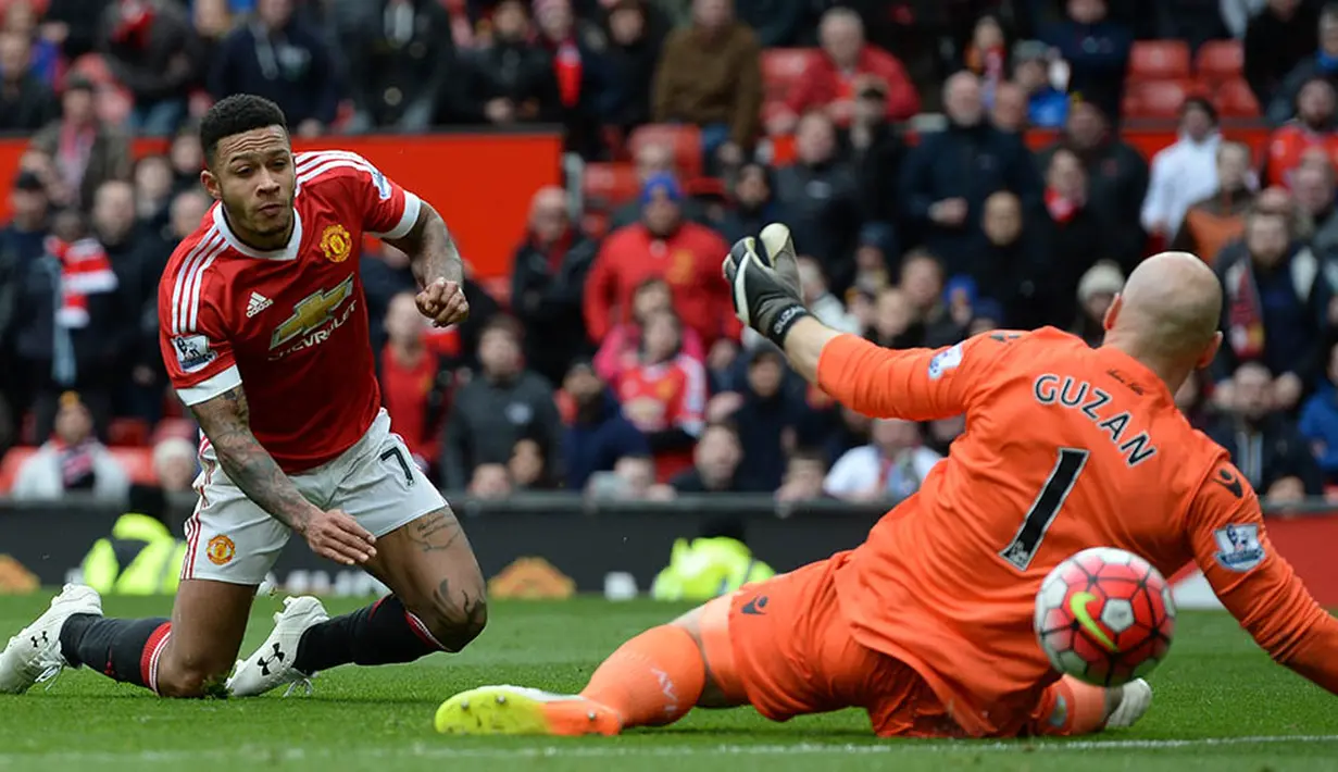 Penyerang MU, Memphis Depay, berusaha membobol gawang Aston Villa pada laga Liga Inggris di Stadion Old Trafford, Manchester, Sabtu (16/4/2016). MU menang 1-0 atas Aston Villa. (AFP/Oli Scarff)