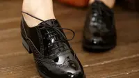 Tren Gaya Sepatu Wanita yang Dicontek dari Sepatu Pria