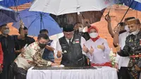 Gubernur Jawa Barat Ridwan Kamil dan istri didampingi Wali Kota Cirebon saat menandatangani plakat peresmian alun-alun Sangkala Buana Keraton Kasepuhan Cirebon. Foto (Istimewa)