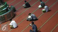 Sejumlah jamaah membaca quran di Masjid Istiqlal, Jakarta, Selasa (7/6). Beragam kegiatan dilakukan sejumlah warga untuk menunggu waktu berbuka puasa. (Liputan6.com/Immanuel Antonius)