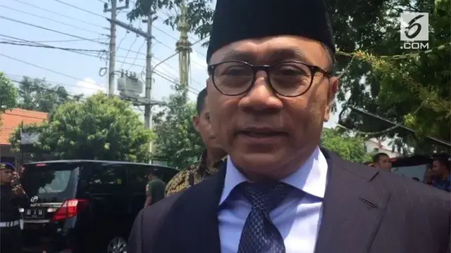 Ketua MPR RI Zulkifli Hasan, memberi petuah kepada Kahiyang Ayu dan Bobby Nasution.