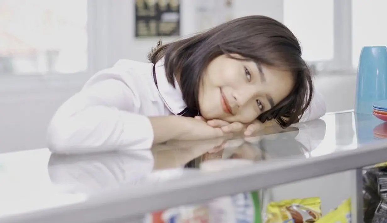 Masih berpose di tempat yang sama, Fuji pun tampil manis di atas jajanan di dalam etalase tersebut. Jadi tidak sabar menunggu filmnya bukan? @fuji_an