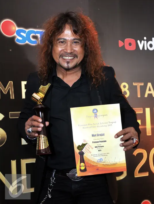 Mat Drajat mendapat penghargaan sebagai Pemeran Pria Serial TV Terpuji FFB 2015 dalam FTV berjudul Preman Pensiun, Bandung, Sabtu (13/9/2015). (Liputan6.com/Faisal R Syam)