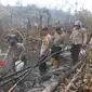 Polisi di Indragiri Hulu berusaha mendinginkan kebakaran lahan yang bisa memicu kabut asap Riau. (Liputan6.com/M Syukur)