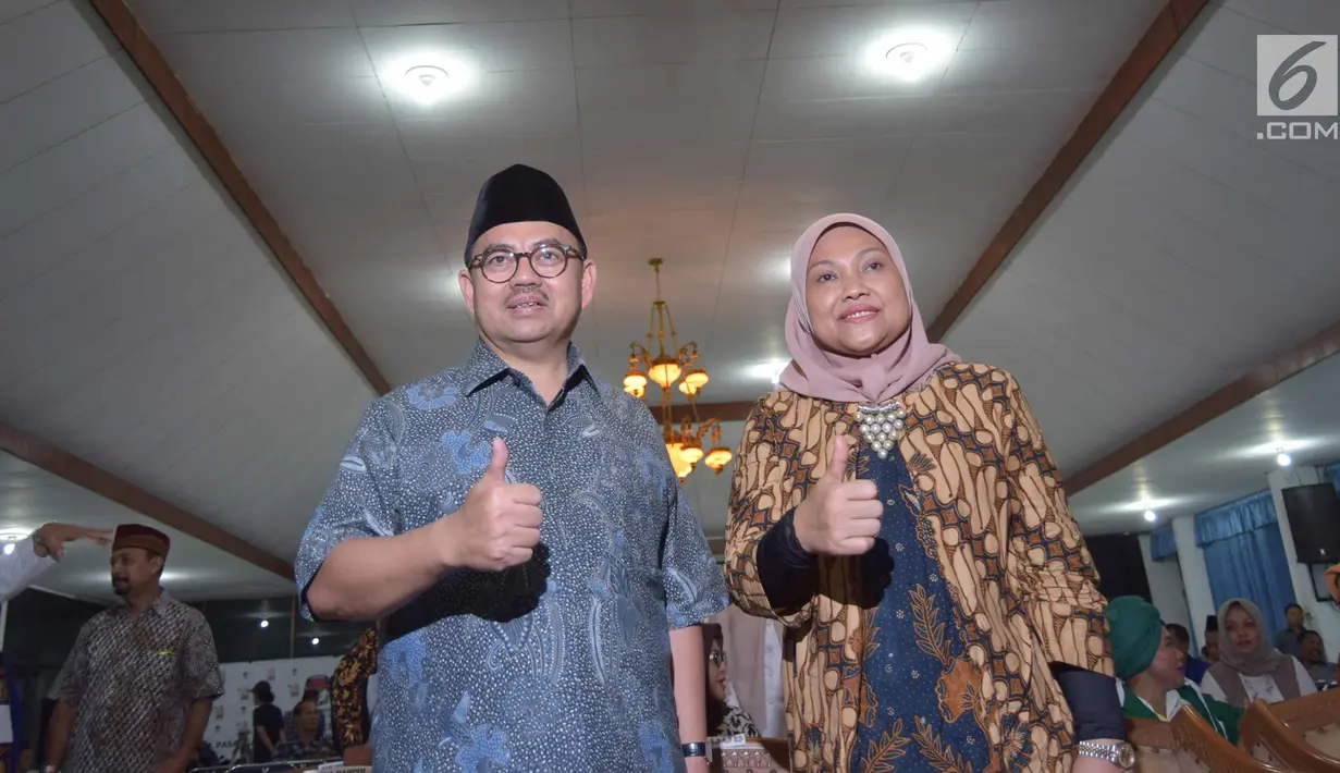 Pasangan Sudirman Said dan Ida Fauziah berpose sebelum mendaftar sebagai Cagub dan Cawagub Jawa Tengah di KPUD Jateng, Rabu (10/1). Pasangan ini didukung oleh Partai Gerinda, PKS , PKB dan PAN. (Liputan6.com/Gholib)